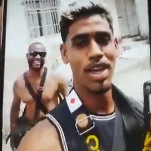 Polícia prende traficante acusado de controlar acesso em comunidade do RJ; vídeo mostra abordagem de fuzil a morador