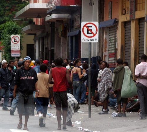 Operação policial na cracolândia desmantela esquema de facção criminosa com envolvimento em hotéis.