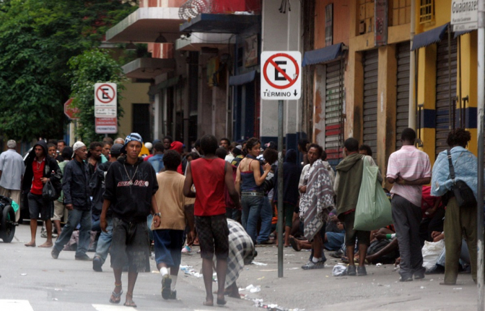 Operação policial na cracolândia desmantela esquema de facção criminosa com envolvimento em hotéis.