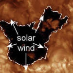 Buraco 62 vezes maior que a Terra se abre no Sol e lança jato em direção ao planeta