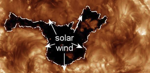 Buraco 62 vezes maior que a Terra se abre no Sol e lança jato em direção ao planeta