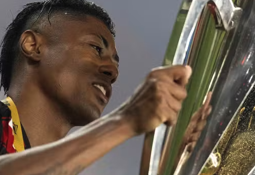 Bruno Henrique brilha na Supercopa e se torna o maior campeão da história do Flamengo