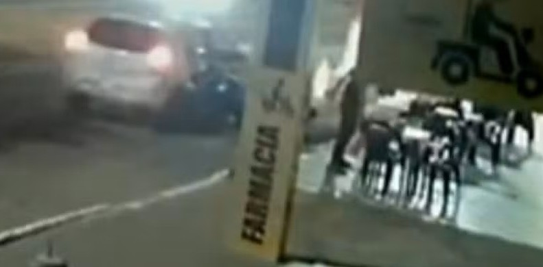 Mulher fica ferida após carro colidir com trailer de pastel em Palmas