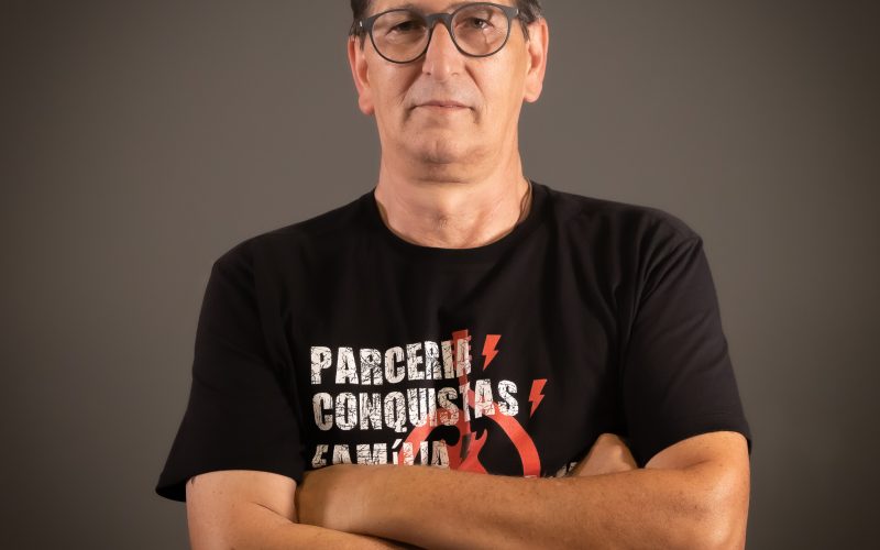 O produtor que ensina profissionalismo e comprometimento a jovens roqueiros