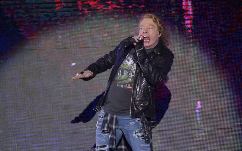 Axl Rose se exalta e destrói instrumentos em apresentação na Argentina.
