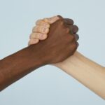 Proposta legislativa garante assistência jurídica gratuita a vítimas de discriminação racial no Paraná.