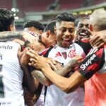 Flamengo vence e assume liderança no Brasileirão, Palmeiras perde e cai na tabela.