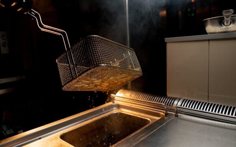 Fiscalização de óleo usado deve aumentar em bares e restaurantes no verão