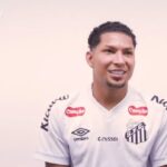 Santos fecha acordo com atacante Rony por três anos.