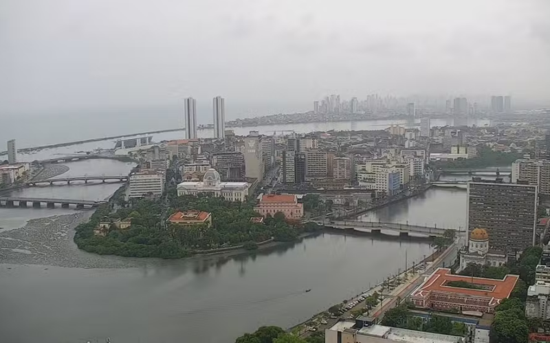 Carnaval sob a água: Recife revive caos com ruas alagadas