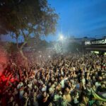 Torcida maringaense transforma rua em espetáculo nos jogos do Corinthians.