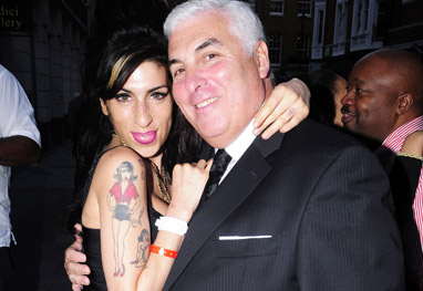 Pai de Amy Winehouse é derrotado em ação judicial contra amigas da artista