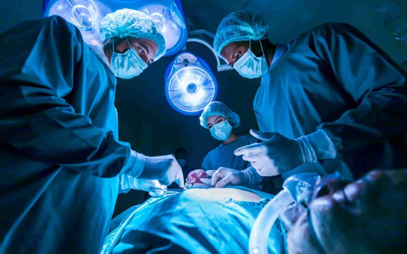 Médico deve pagar indenização à família de paciente falecida após lipoaspiração