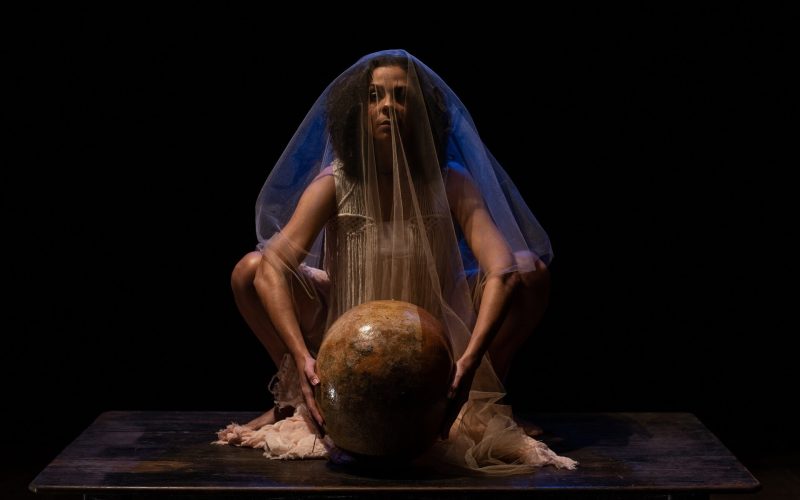Teatros de São Paulo recebem programação diversa com teatro, música e encontros especiais ao longo da semana