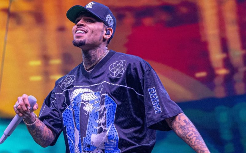 Chris Brown se defende após críticas severas de Pitchfork sobre seu novo álbum