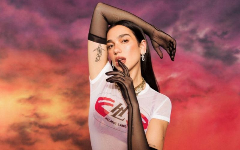 Dua Lipa entra com ação contra a Samsung buscando US$ 15 milhões por uso indevido de sua imagem