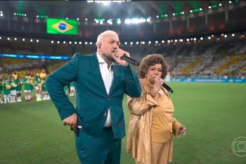 Alcione esclarece mal-entendido com Belo durante a execução do hino nacional em jogo da seleção brasileira