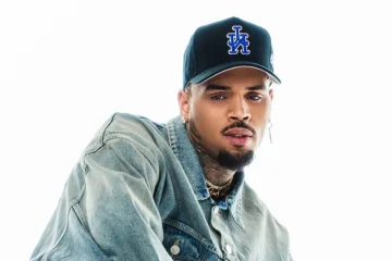 Chris Brown é sentenciado a indenizar funcionária em US$ 13 milhões após ataque de seu cachorro