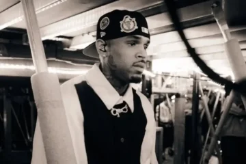 Chris Brown admite culpa por agressão a homem com garrafa em boate londrina